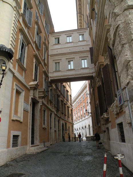  passerelle couverte reliant deux immeubles, via della Missione